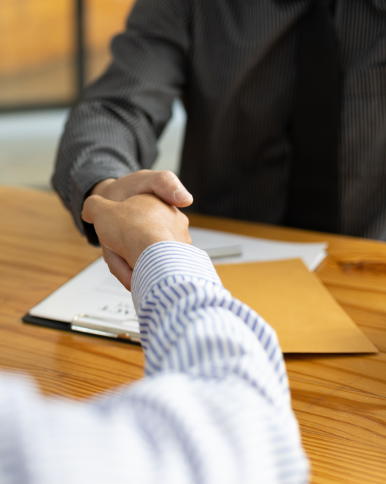 apretón de manos y documentos con carpeta