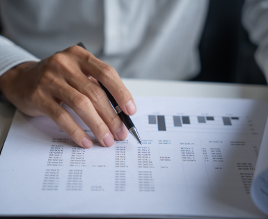 persona revisando informe financiero